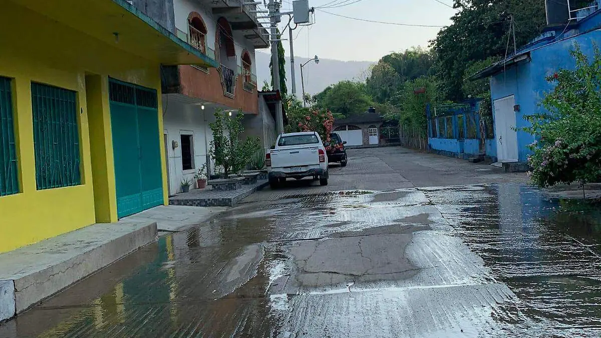 Fuga de agua en Huixtla